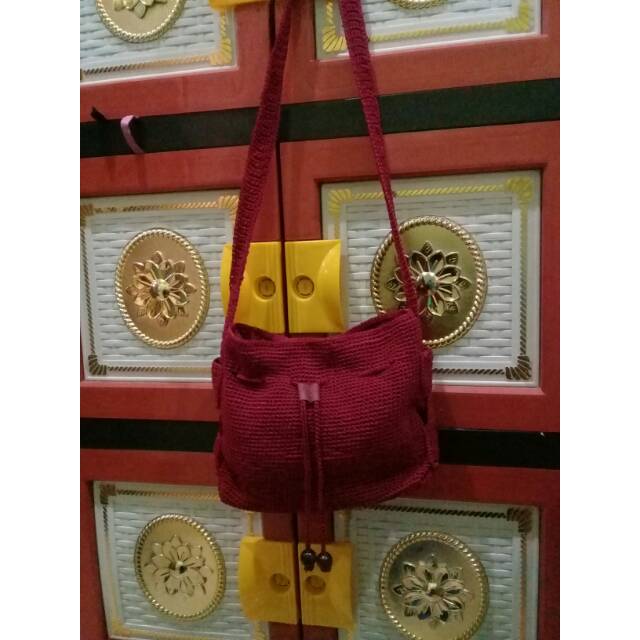 Tas Rajut serut selempang warna merah maroon