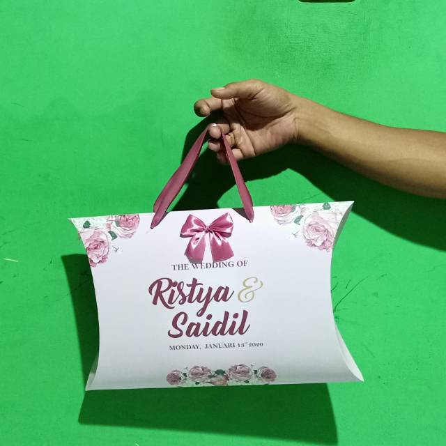 

Pillowbox Bridesmaid - Paperbag Bridesmaid