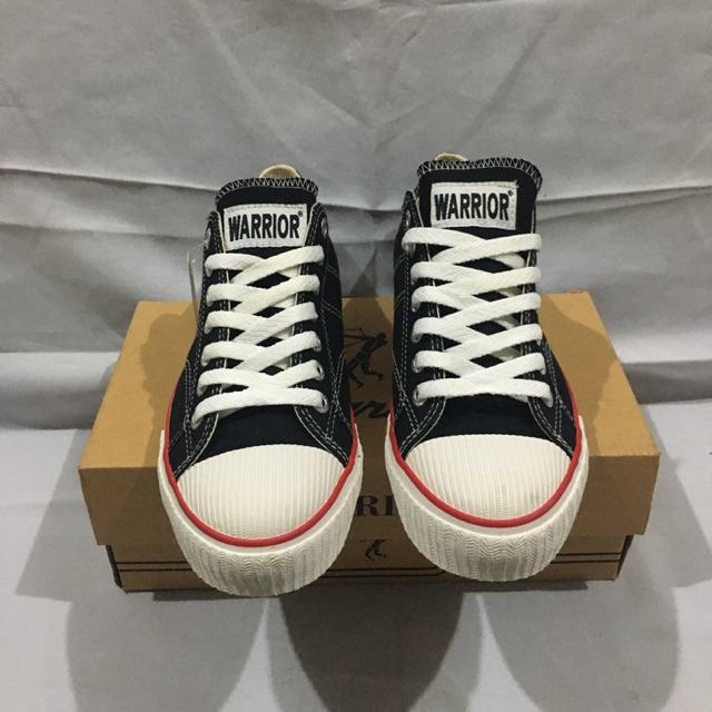 Sepatu sekolah WARRIOR CLASSIC LOW HITAM/PUTIH
