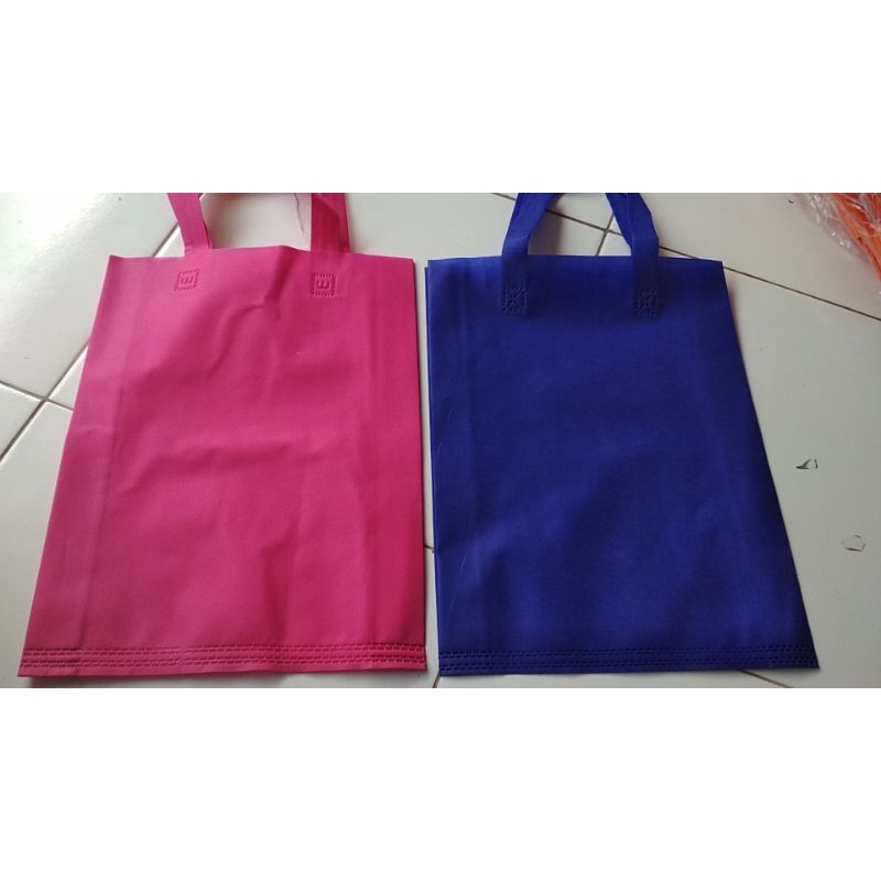 

Goodie bag 38x45 / tas spunbond / tas kain polos / harga satuan