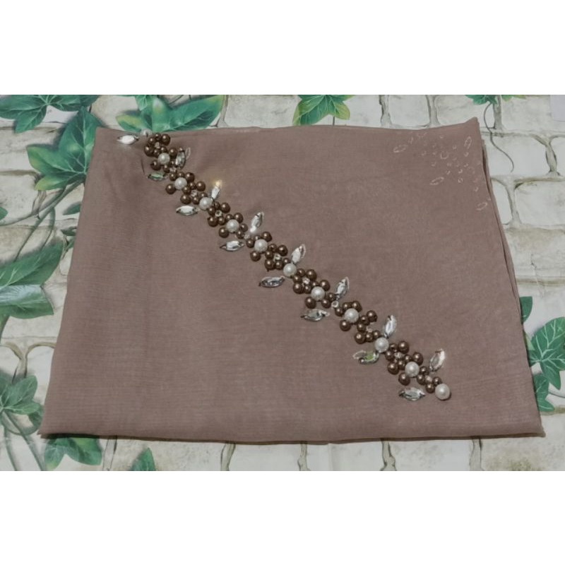 SEGIEMPAT PAYET BANDO BELLA/HIJAB BANDO MUTIARA/KERUDUNG PAYET BELLA SQUERE-Frapucino
