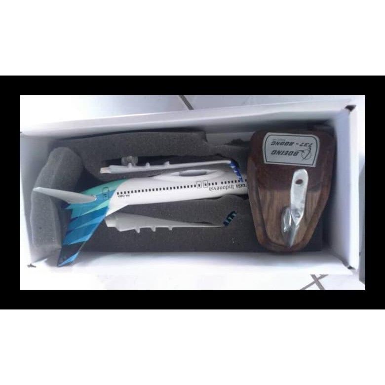 | Miniatur Pesawat Garuda Indonesia 737-800 |