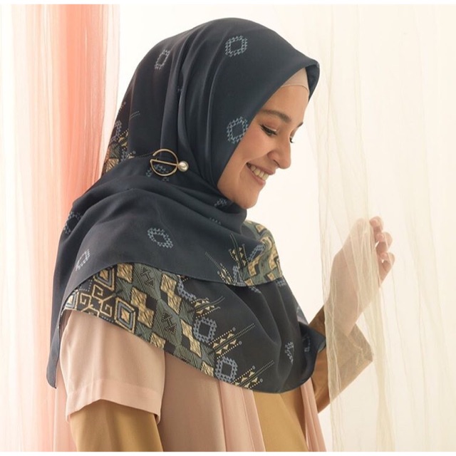 Social scarf shireen sungkar
