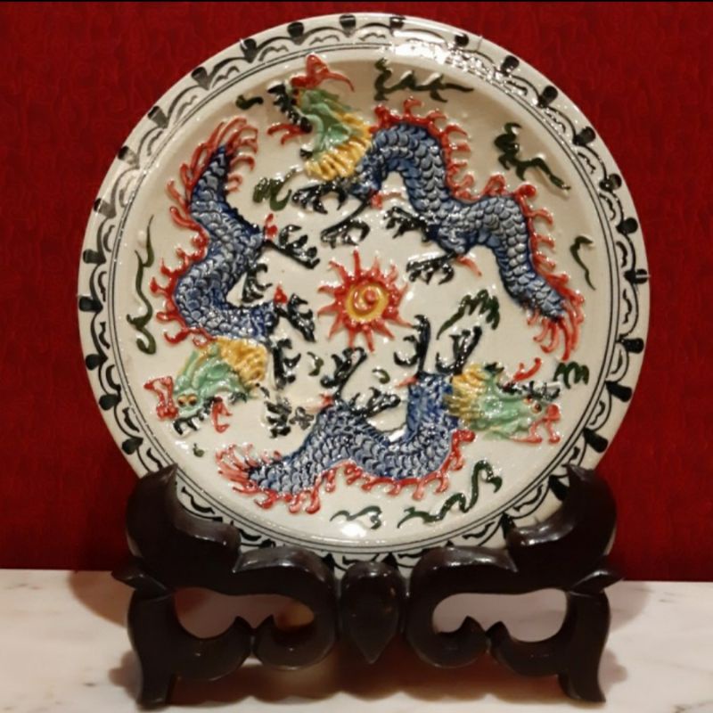 Piring Hias Motif Retak Seribu Tiga Naga Timbul Panca Warna Type A