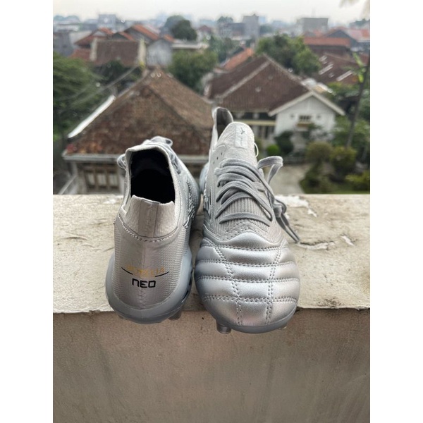 Sepatu Bola Mizuno Morelia Neo 3 Beta Leather Silver-1