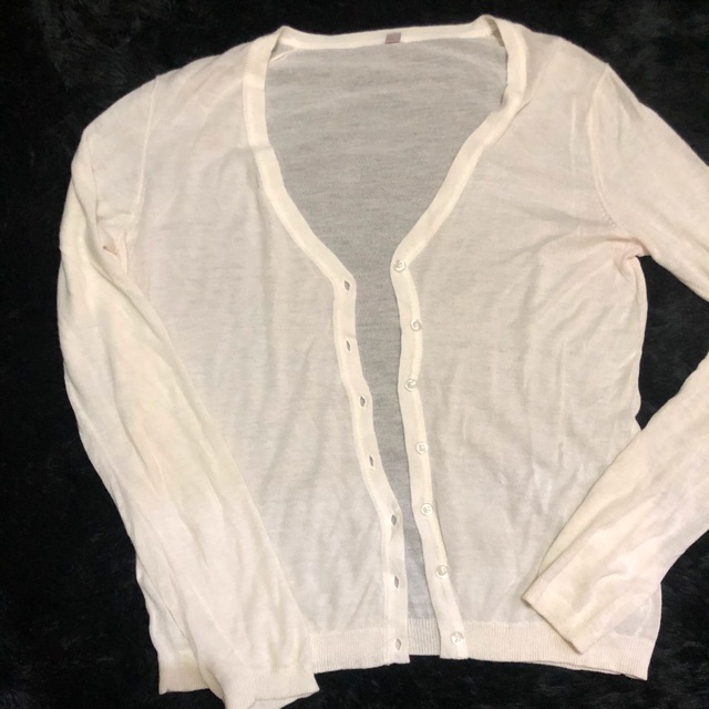 Cardigan UNIQLO putih wanita