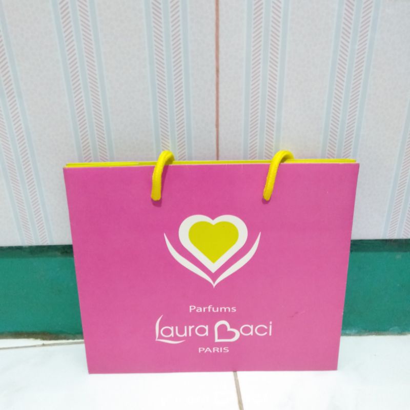 

Kantong Paper Bag Parfums Laura Baci Paris