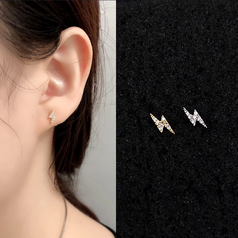 1 Pasang Anting Stud Kristal Desain Petir Gaya Gothic Untuk Wanita