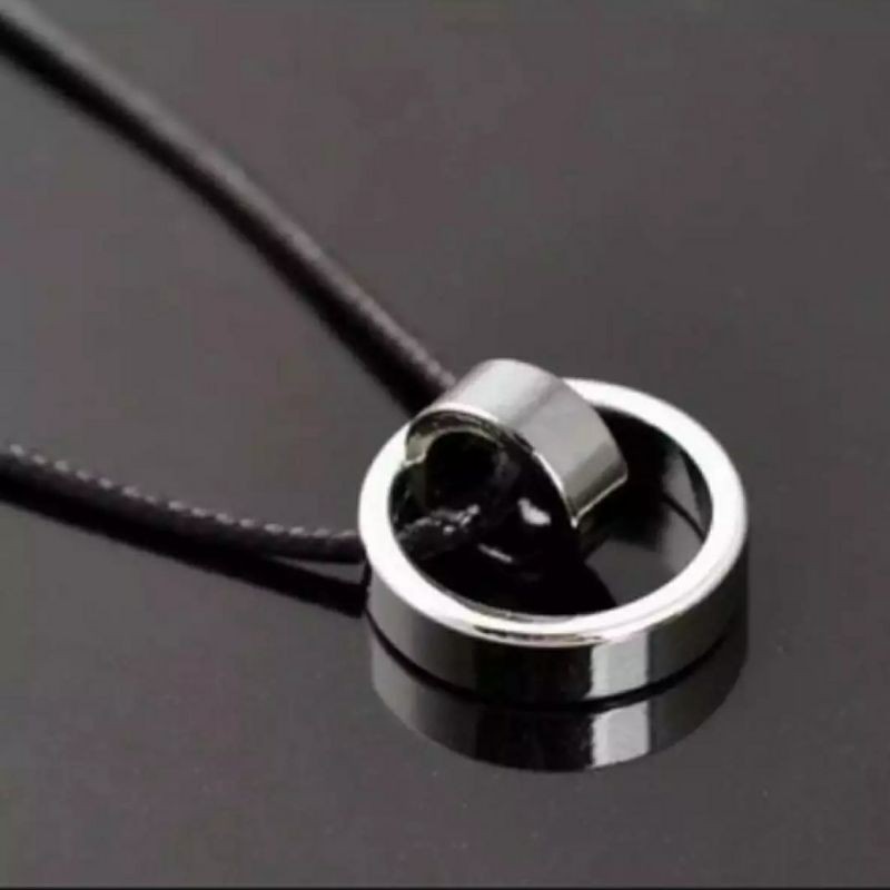 KALUNG TALI HITAM LIONTIN /BANDUL CINCIN TITANIUM CEWEK DAN COWOK KEREN UNIK TERBARU