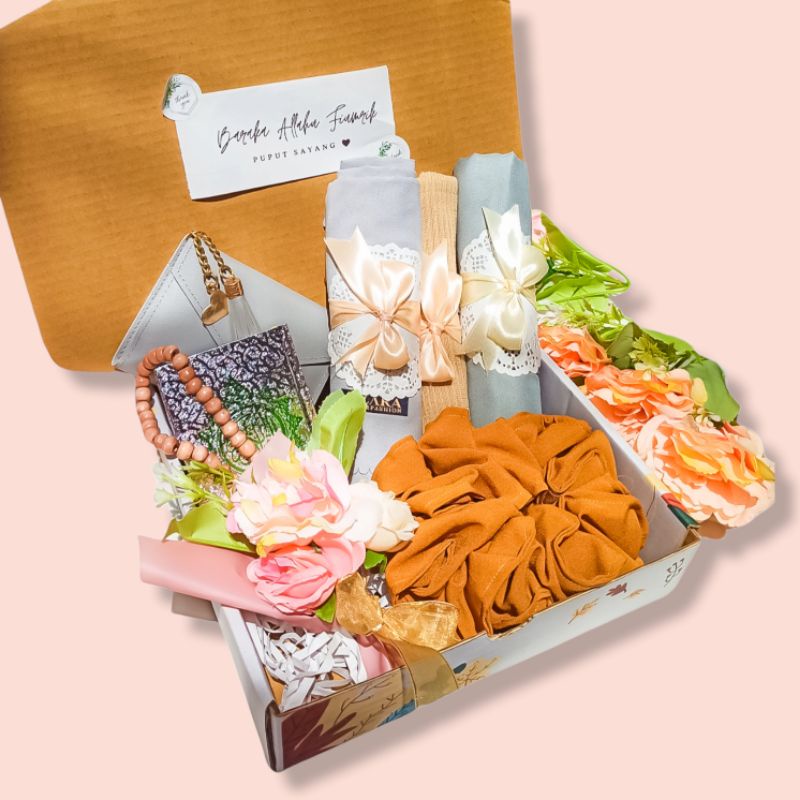 KADO WISUDA HAMPERS HIJAB GIFT BOX KOTAK HADIAH KERUDUNG AZARA ULTAH PACAR ULANG TAHUN ISTRI PREMIUM SUPER LENGKAP ALQURAN JILBAB BUKET BUNGA DOMPET CEWEK CIPUT IKAT RAMBUT