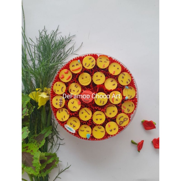 

coklat karakter lebaran || coklat tema emoticon || kue lebaran || parcel lebaran