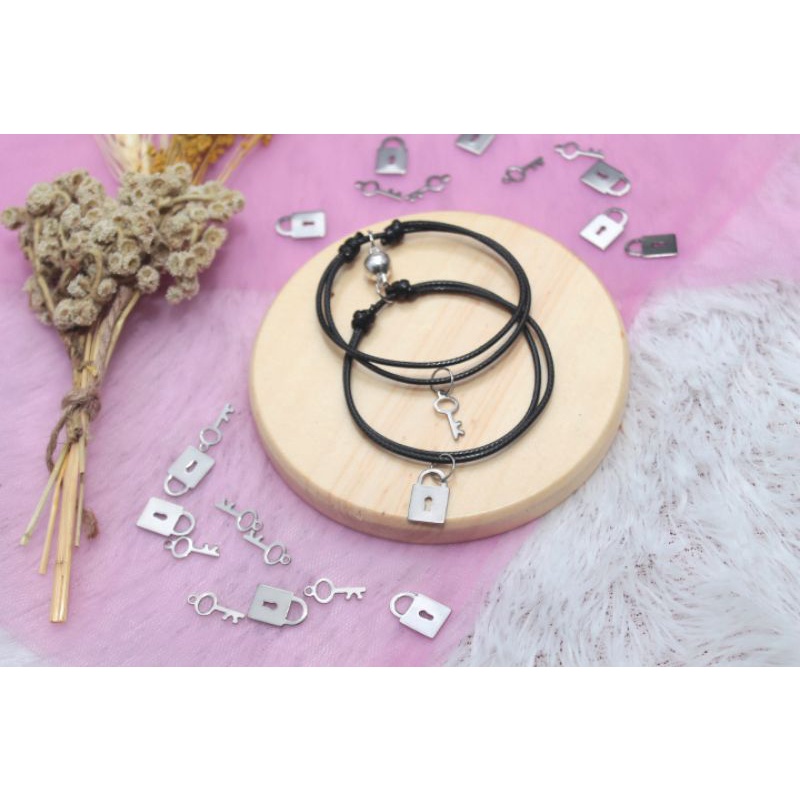 COSTUM GELANG MAGNET TALI KOREA BANDUL KUNCI DAN GEMBOKGelang couple / gelang nama /gelang inisial/ gelang Costum / gelang persahabatan / gelang huruf / gelang murah