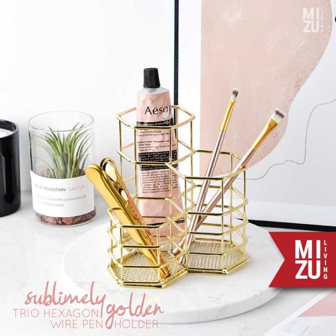 

TERBARU SUBLIMELY GOLDEN TRIO HEXAGON Wire Pencil Stand Tempat Pensil Emas/PULPEN GEL/PULPEN LUCU/PULPEN 1 PACK/PENSIL WARNA/PENSIL 2B/PENGHAPUS JOYKO/PENGHAPUS LUCU/RAUTAN PENSIL PUTAR/RAUTAN ELEKTRIK/SPIDOL WARNA/SPIDOL PERMANEN/SPIDOL