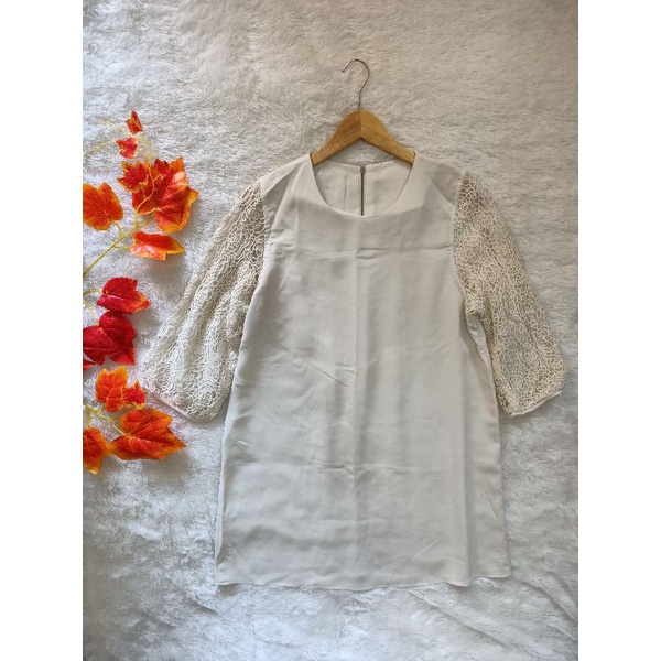 Tunik putih brokat