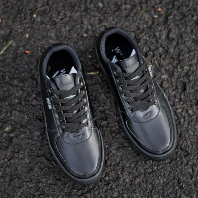 MANLY FULL BLACK - Sepatu Pria Sneakers Hitam Sintetis Kasual Kerja Sporty Skate Santai