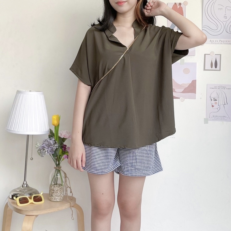 BEFAST - ZEC OOTD Wanita Blouse ALIF / Darcy Oversize Shirt / Blouse Wanita / Blouse Leher V / Blouse Casual / Blouse Lengan Pendek / Blouse Kekinian 2022 / Blouse Remaja terbaru / Fashion Wanita Kerja