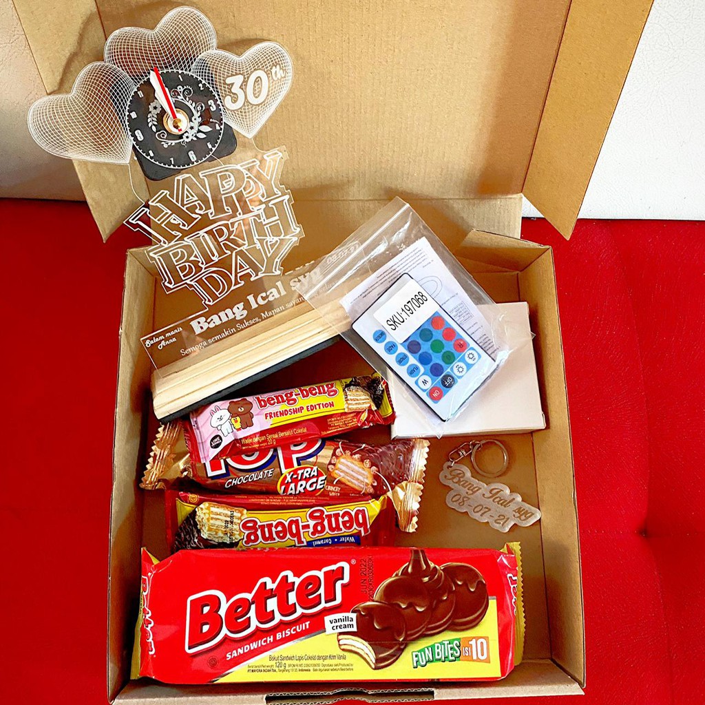 

GIFT BOX / HAMPERS KADO ULANG TAHUN CEWEK PAKET COKLAT/ SNACK DAN LAMPU HIAS AKRILIK uk 15X10