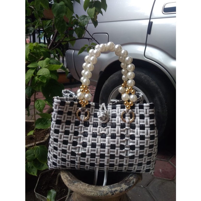 tas anyam jali handle mutiara