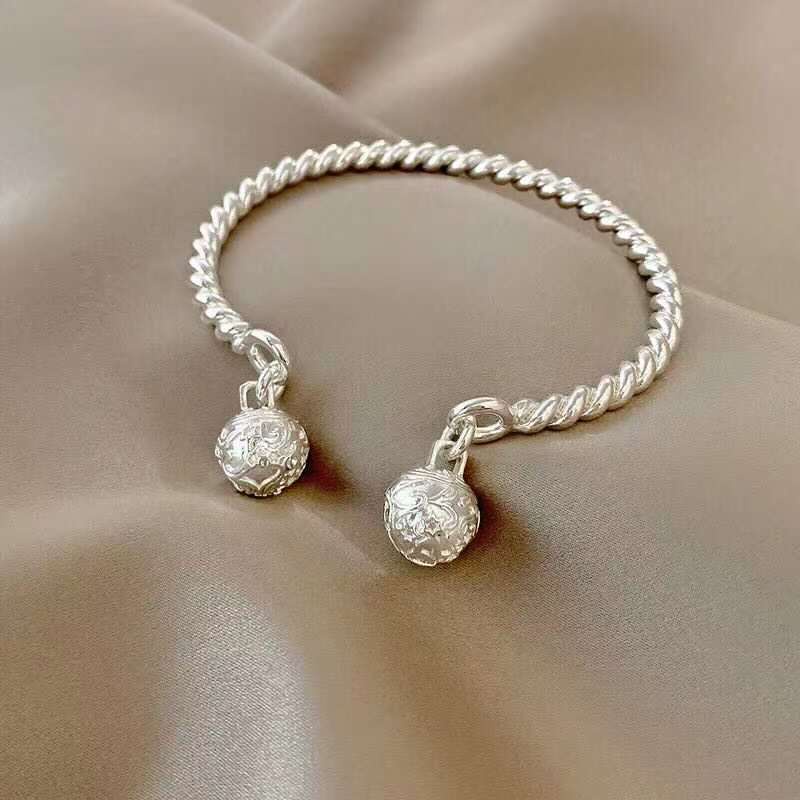 Gelang Tangan Rantai Aksen Lonceng Bahan Alloy Warna Silver Untuk Wanita