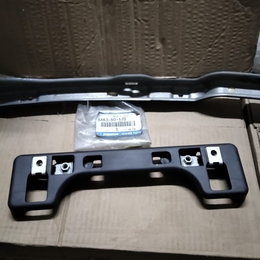 DUDUKAN PLATE NOMER MAZDA 3 2006 BAK350170 ORISINIL
