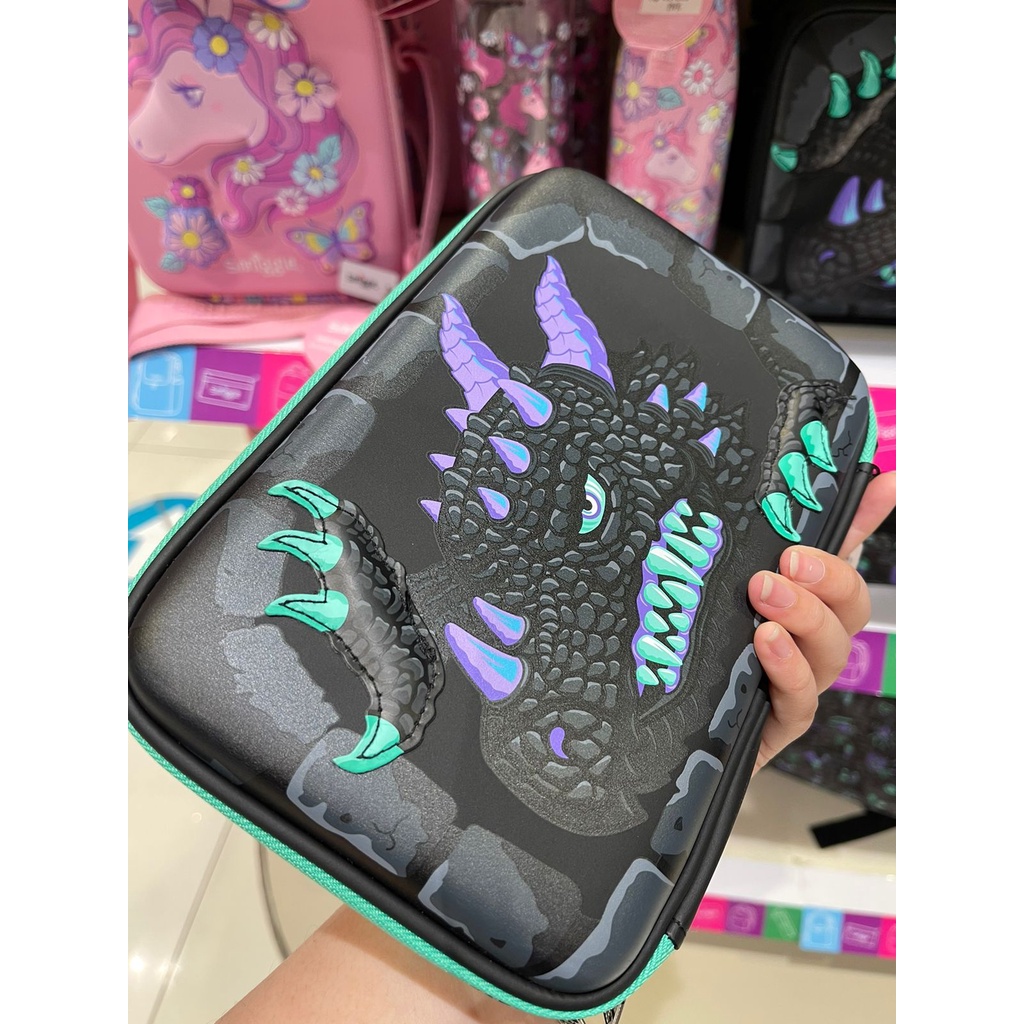 

SMIGGLE PENSILCASE HARDCASE ATTACH HEY BLACK DRAGON - TEMPAT PENSIL SMIGGLE