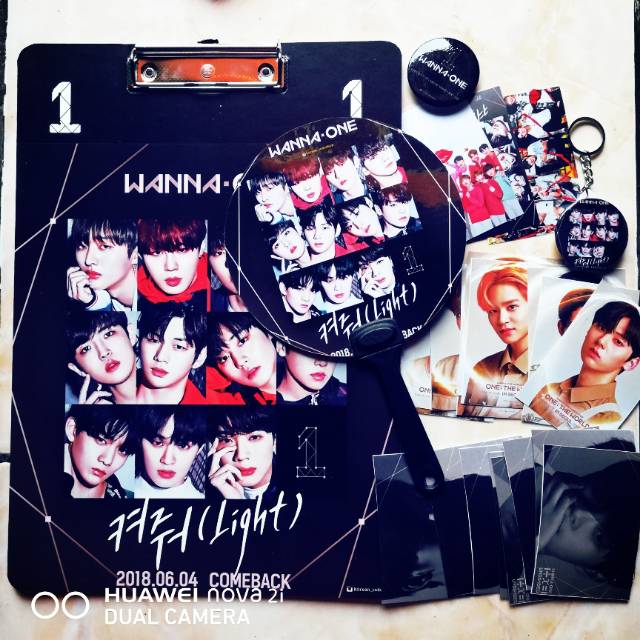 

Paket papan wanna one undivided