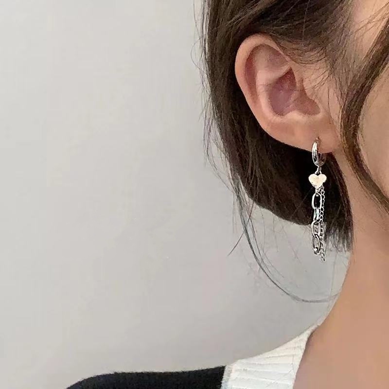 1 Pasang Anting Rumbai Asimetris Desain Hati Cherry Warna Hitam Putih Gaya Korea Untuk Wanita