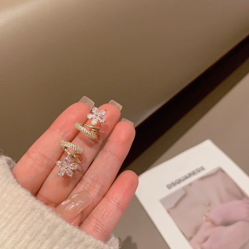 Anting Stud Zircon Mutiara Berlian Imitasi Bentuk Bunga Menjuntai Gaya Korea Minimalis Elegan Untuk Wanita