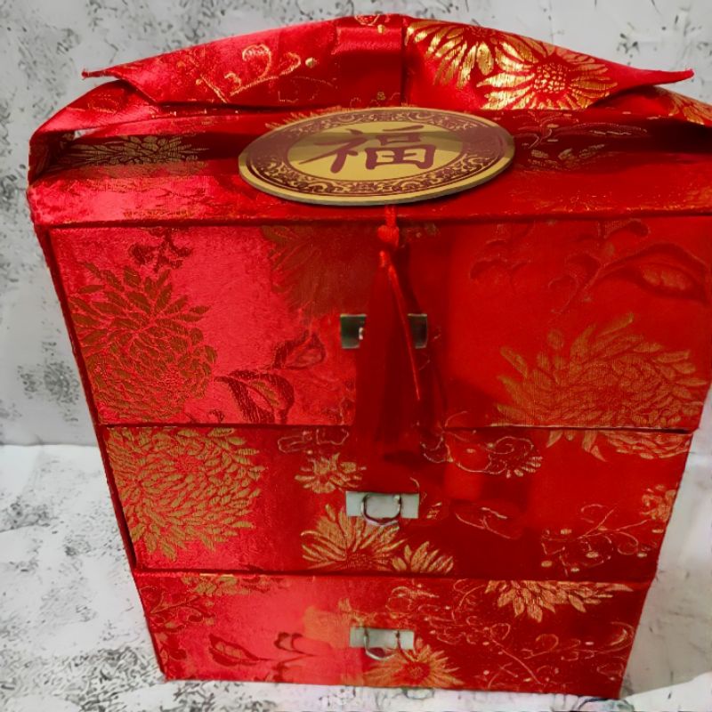 

box Imlek 3 laci kain tiongsam hampers