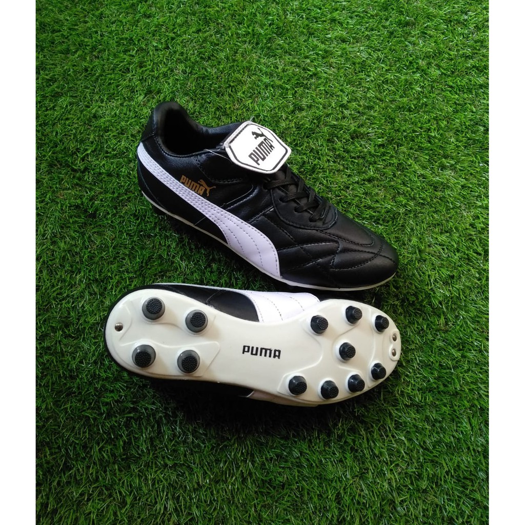 Sepatu bola kulit puma