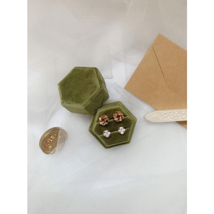 

AKSESORIS PERNIKAHAN OLIVE GREEN HEXAGON VELVET RING BOX PERLENGKAPAN PESTA CRAFT