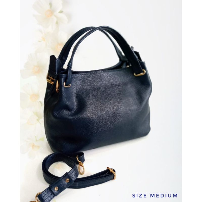 Tas kulit asli mode LV ditenteng cantik diselempangkan asik