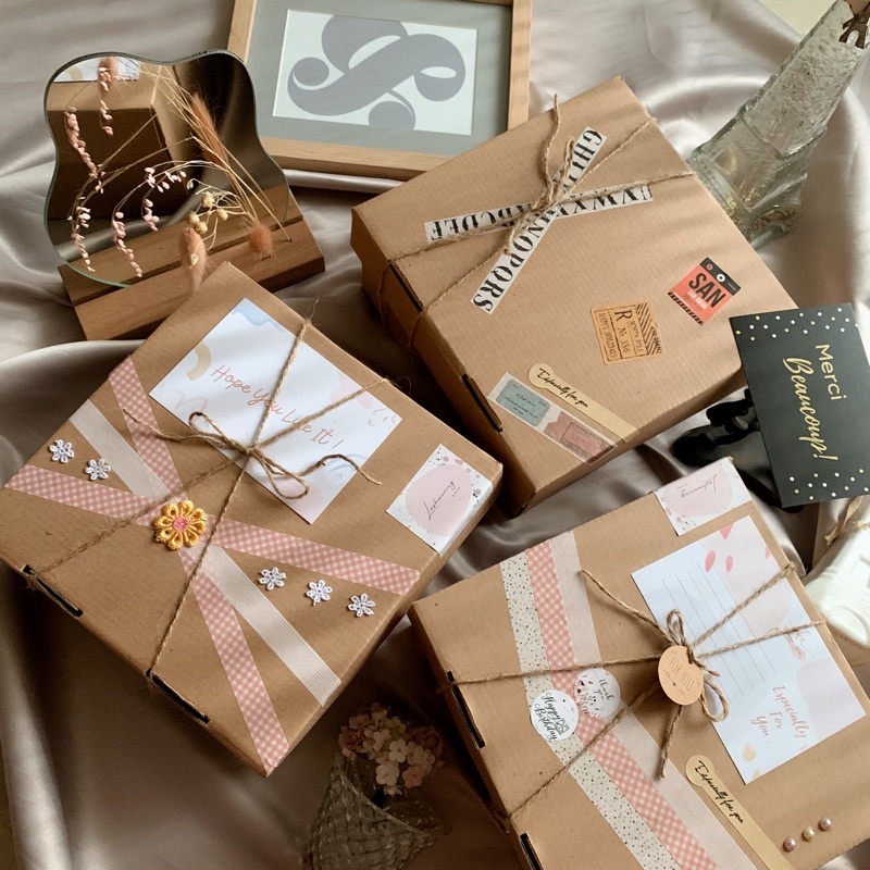 

Gift Box ( include card & ribbon )/ Hampers Box