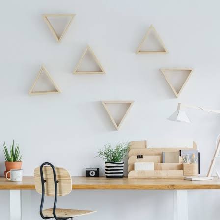 Rak dinding kayu segitiga