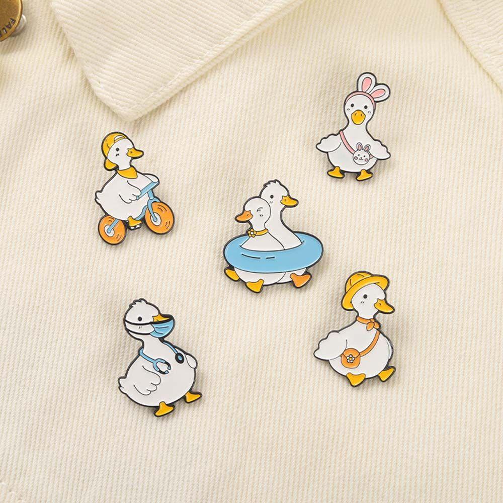 Needway   Bebek Bros Hadiah Lucu Untuk Anak-Anak Bersepeda Belanja Berenang Nakal Angsa Kerah Pin Hewan Enamel Pin