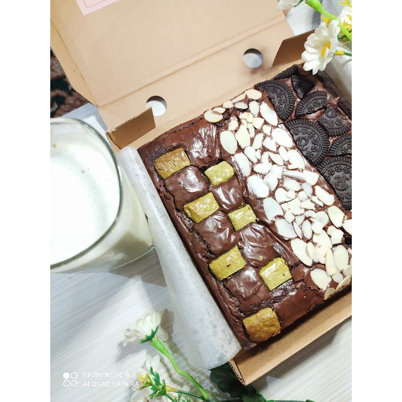 Brownies Bella Brownies MELTED Panggang Premium 3 Topping II New Year Hampers