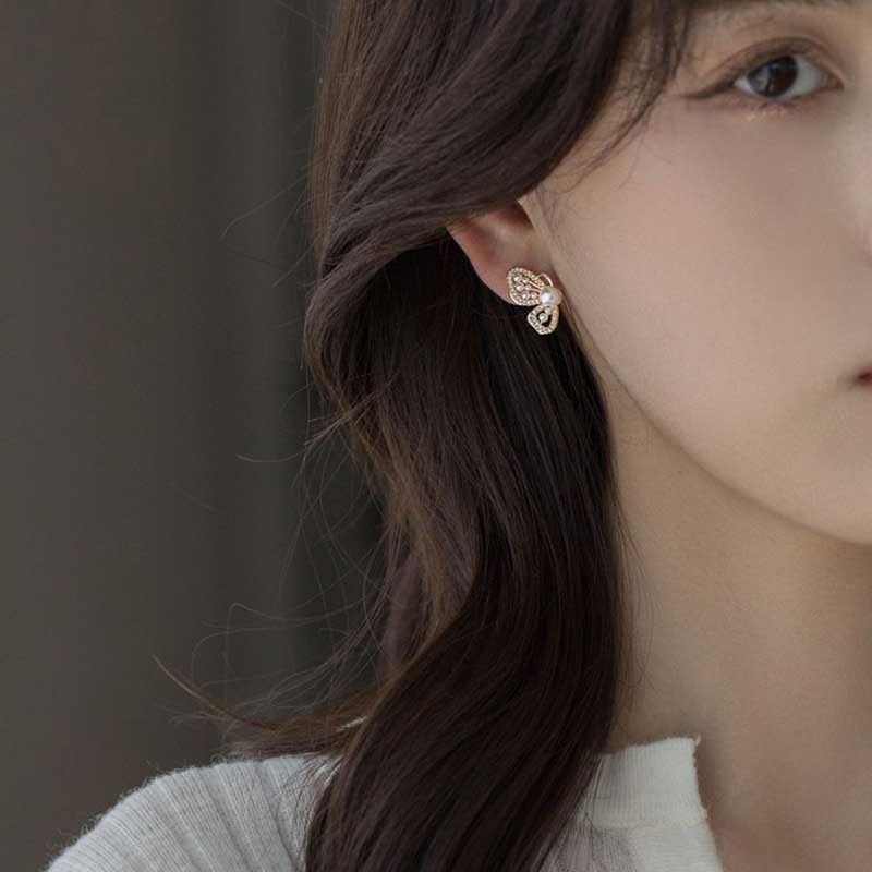 XiaoboACC Anting Tusuk Desain Kupu-Kupu Hias Zircon + Mutiara Gaya Korea / Simple Untuk Wanita