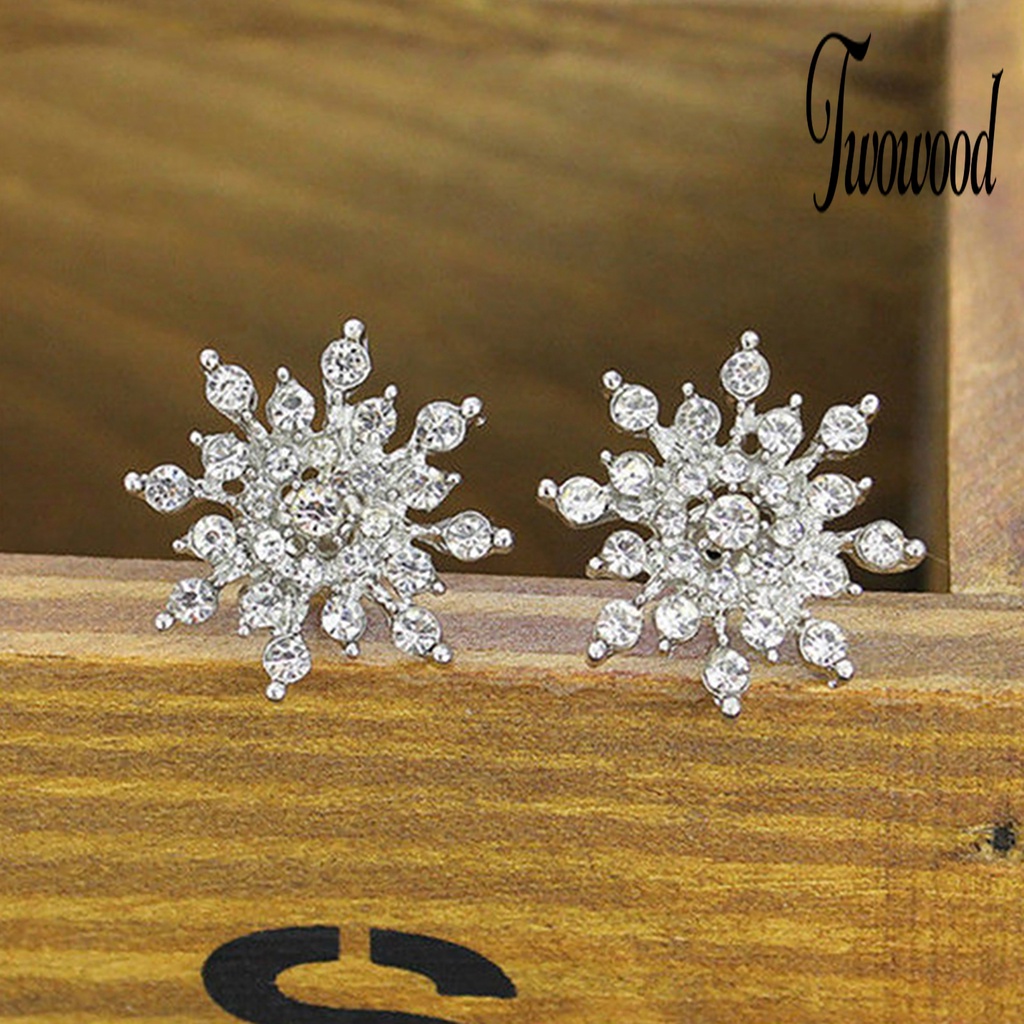 1 Pasang Anting Stud Desain Snowflake Aksen Berlian Imitasi Untuk Wanita