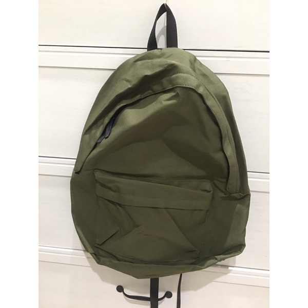 tas punggung Miniso , warna hijau lumut