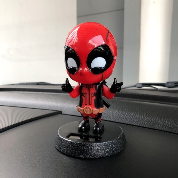 DEADPOOL Boneka Figure Miniatur Pajangan Mobil Solar Power HERO Goyang Kepala Shacking Head