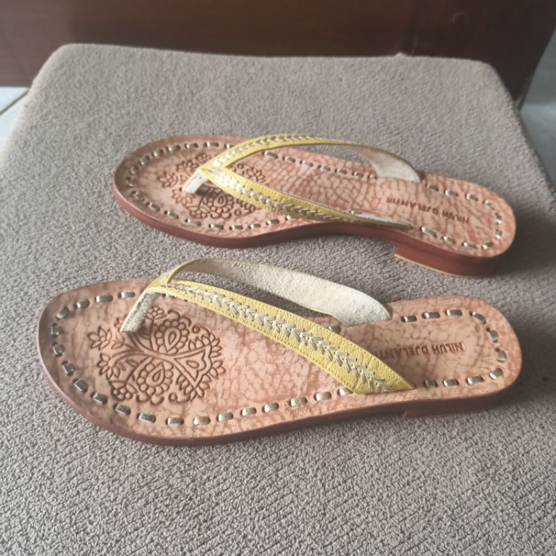 sendal Niluh djelantik