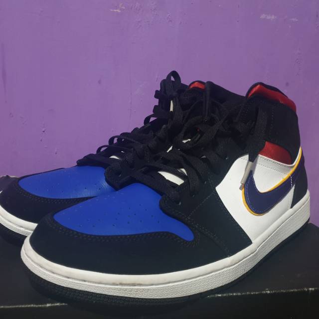 Air Jordan Lakers Mid Top 3