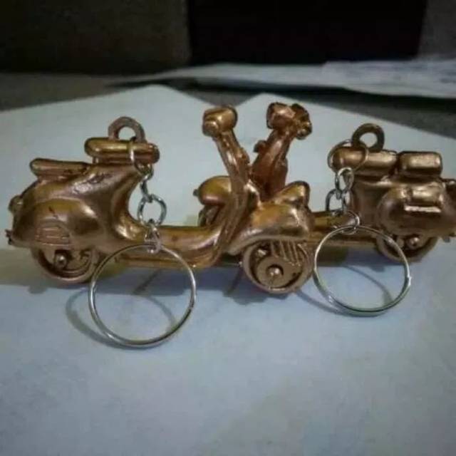 SOUVENIR PERNIKAHAN/CINDERAMATA/GANTUNGAN KUNCI VESPA EMAS/CINDERAMATA UNIK