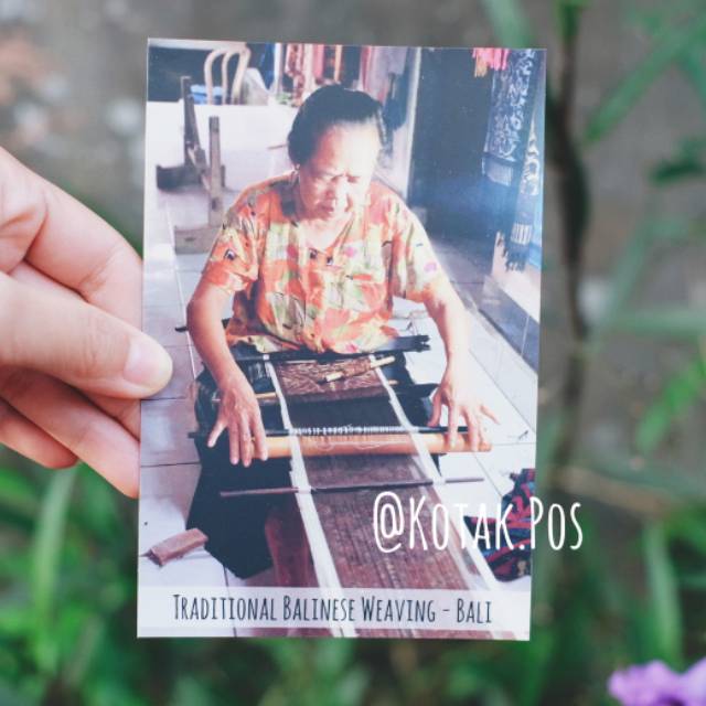 

Menenun Kain Batik Bali Tenun Khas Budaya Kartu Pos Postcard Postcrossing Surat Filateli Murah Unik