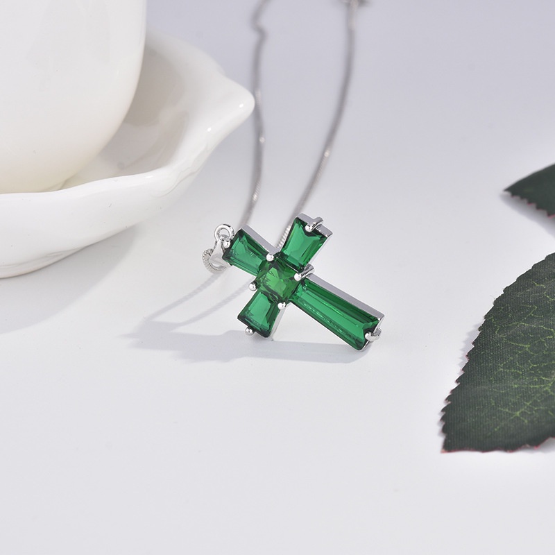 [Ready Stock]Fashion Inlaid Emerald Cross Pendant Necklace