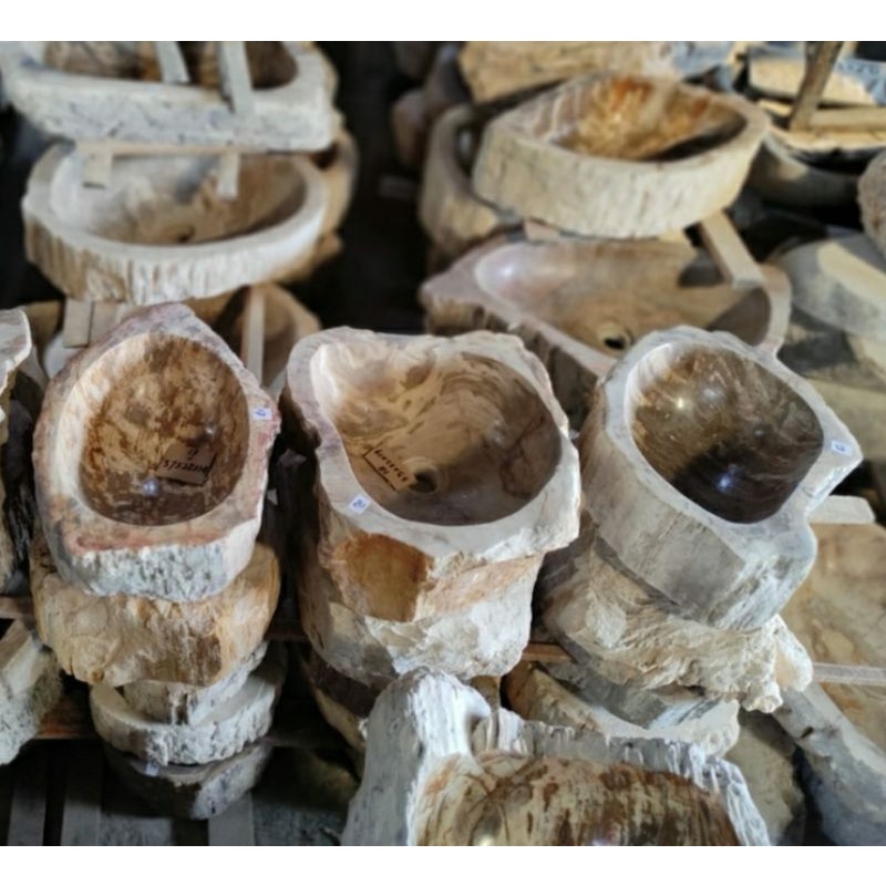 Wastafel Batu Fosil Kayu Purba