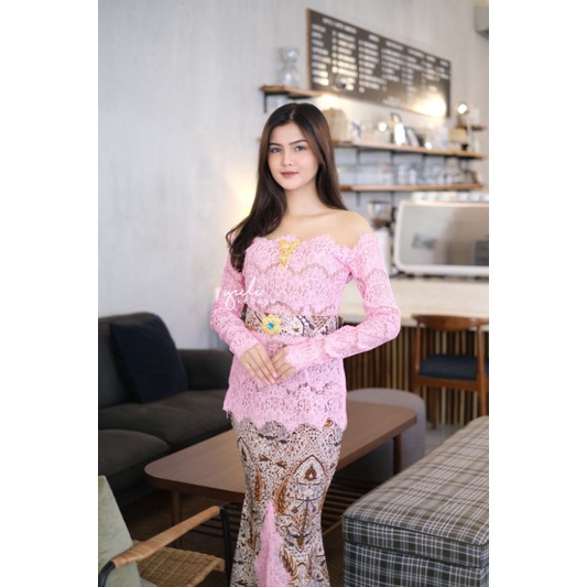 Kebaya Bali Sabrina Lengan Panjang dengan Rok Mermaid/Duyung Renda | Kebaya Wisuda