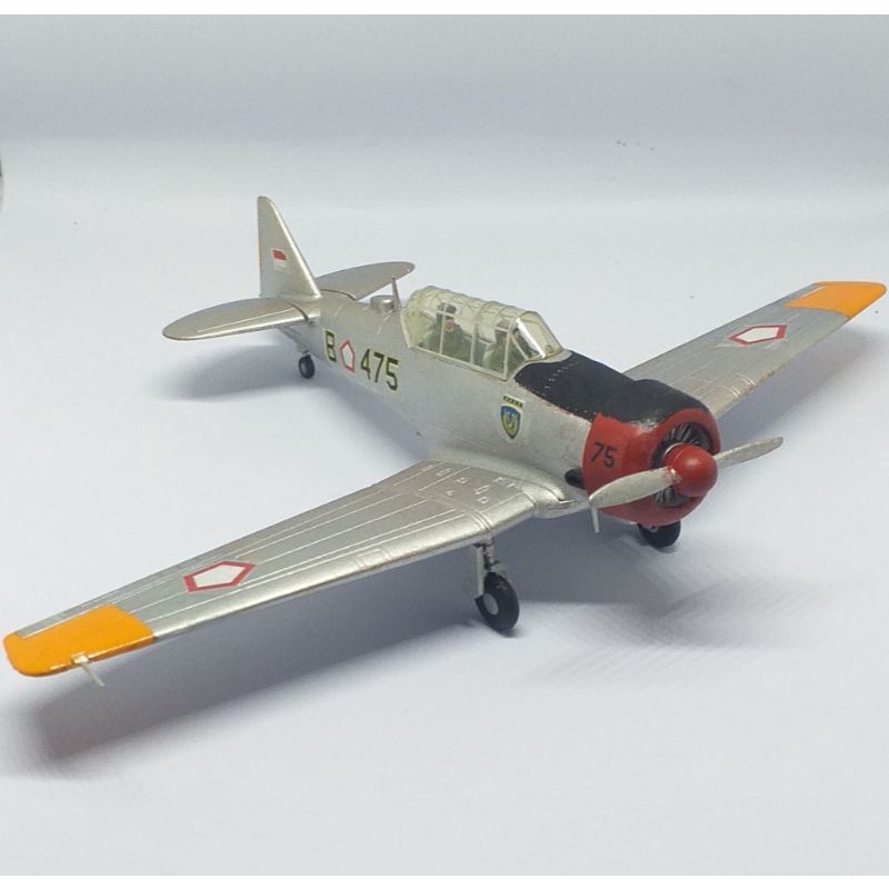 Diecast Pesawat Tempur Latih AT-16 Harvard AURI TNI AU Indonesia skala 1/72 B-475