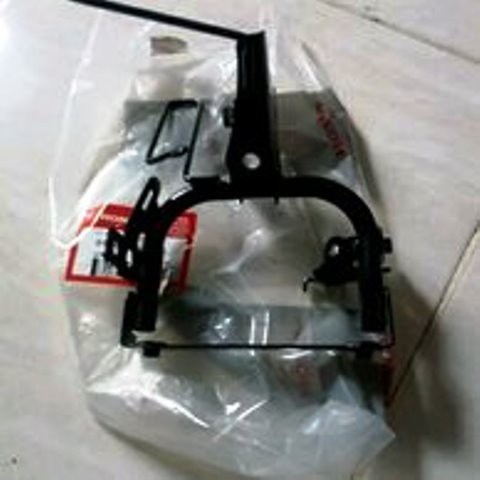 dudukan tameng depan panel scoopy esp original ahm KODE 64223-K16-A40 m1