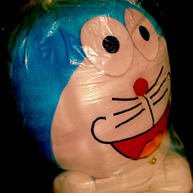 Boneka Doraemon besar